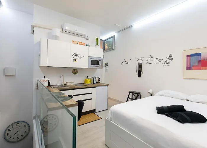 La Vecchia Milano-Les Nubles Vannucci - Il Ballatoio e Il Cortile